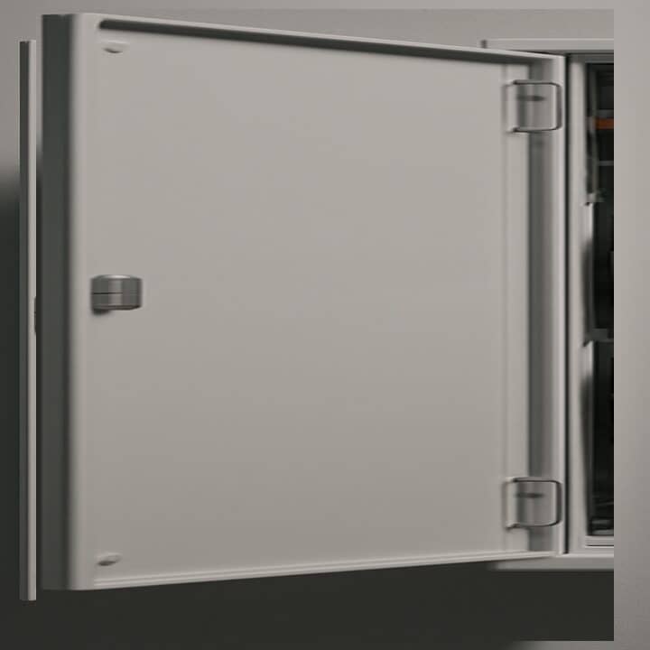 Derselbe Zählerschrank mit geschlossener Tür, frontal aufgenommen.